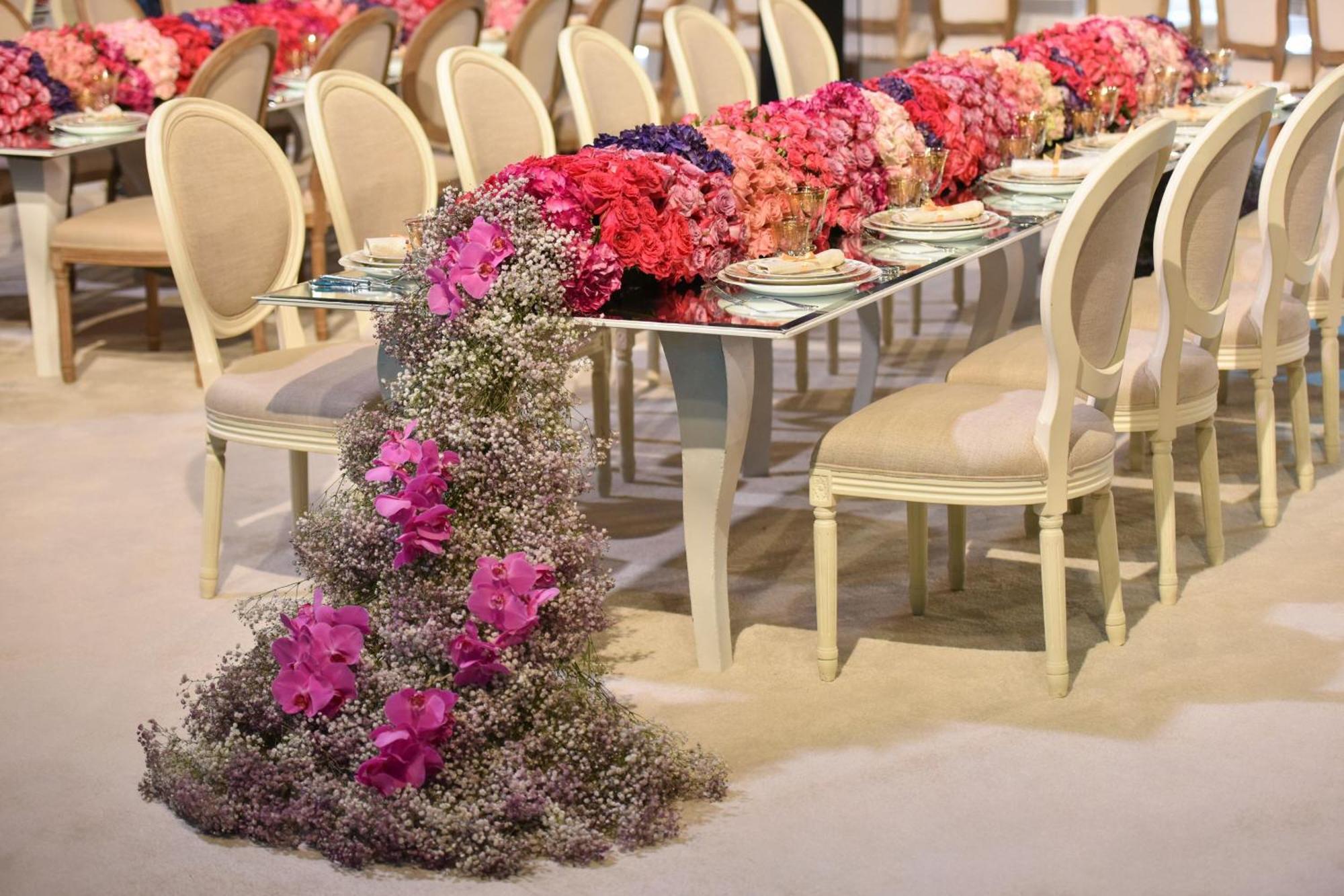 เดอะ ริตซ์-คาร์ลตัน โดฮา Hotel ภายนอก รูปภาพ A table decorated with flowers