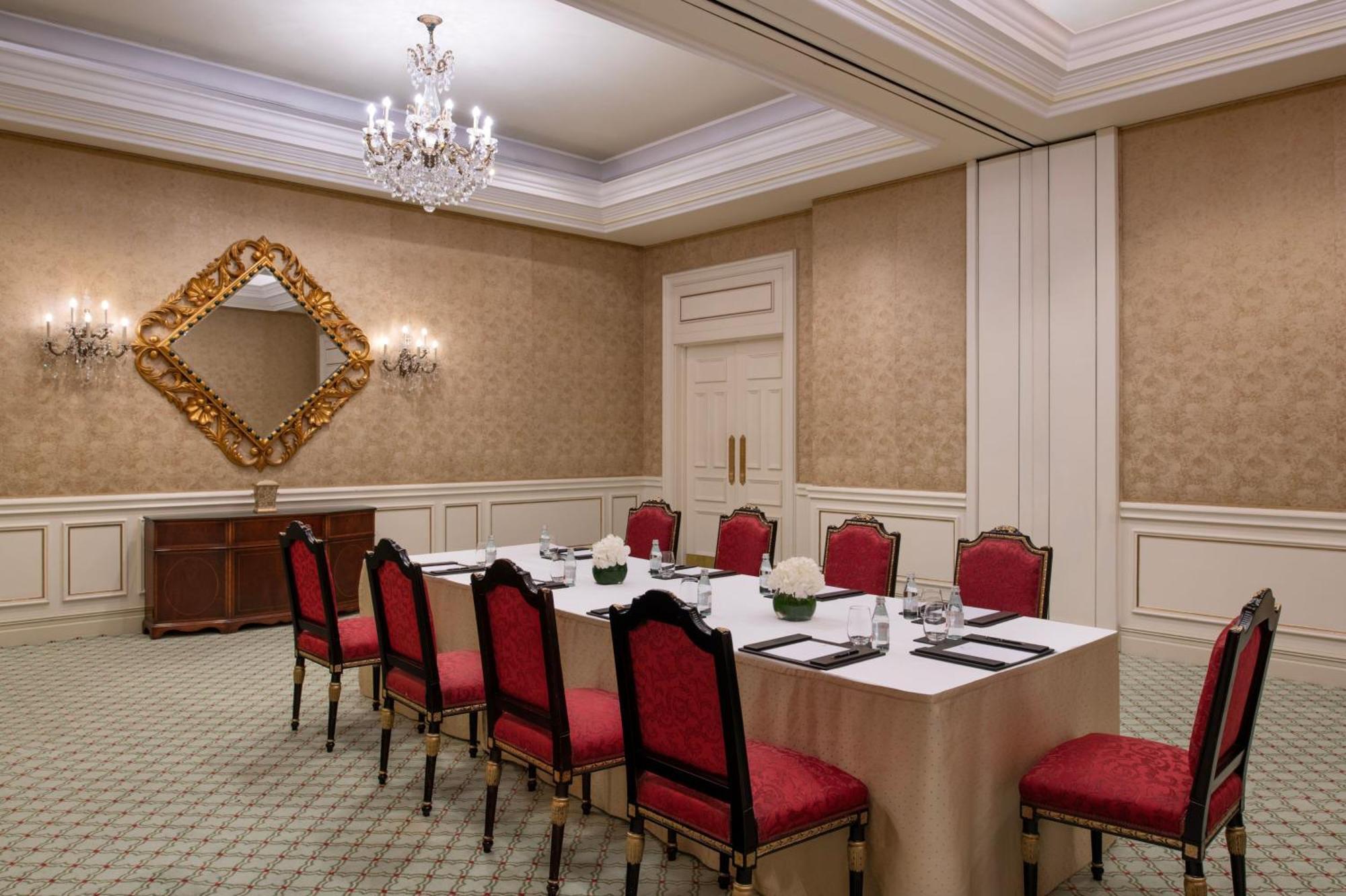 เดอะ ริตซ์-คาร์ลตัน โดฮา Hotel ภายนอก รูปภาพ A boardroom at the Four Seasons Hotel, Mumbai