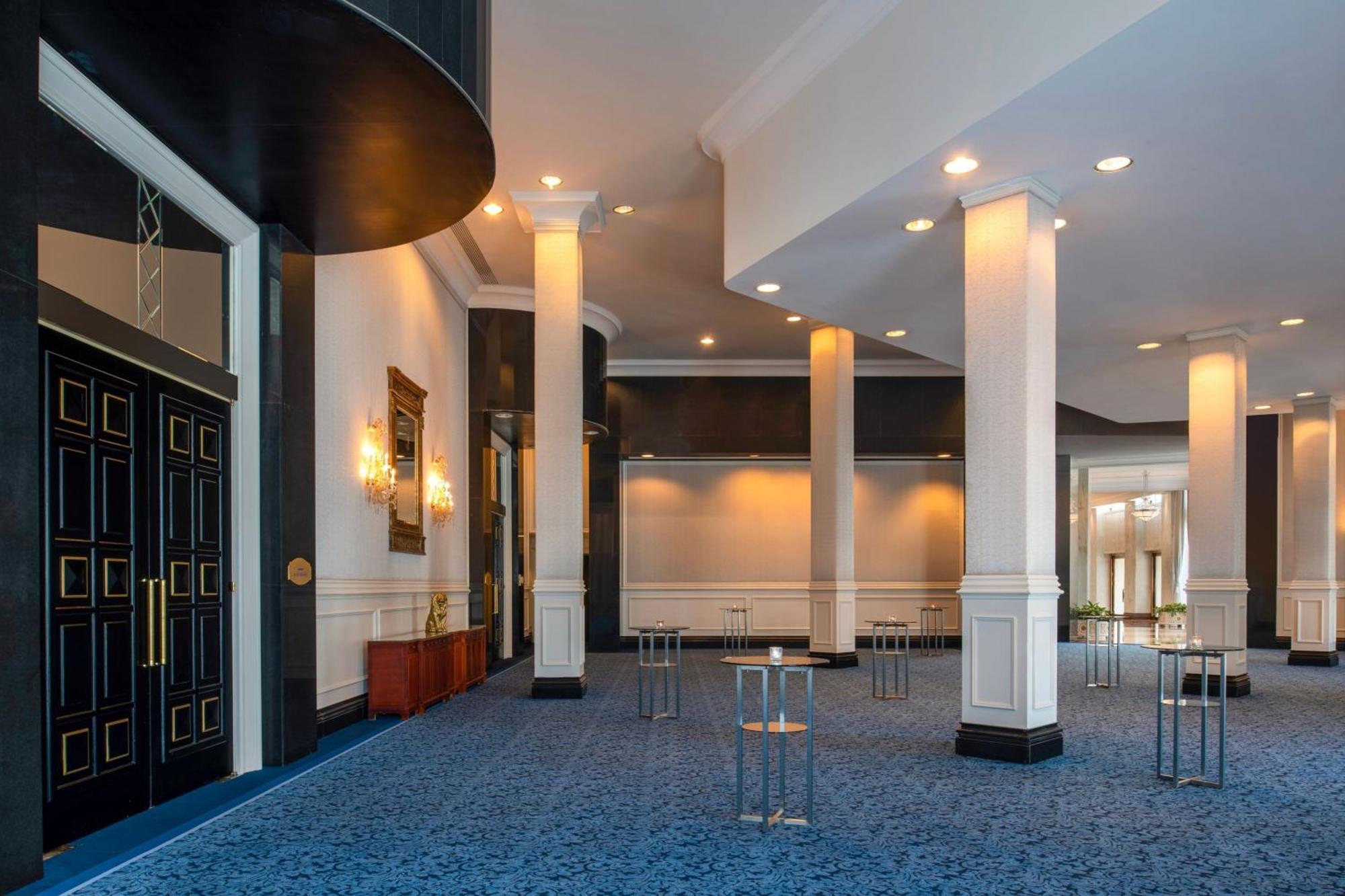 เดอะ ริตซ์-คาร์ลตัน โดฮา Hotel ภายนอก รูปภาพ The foyer of the Berlinale Palast