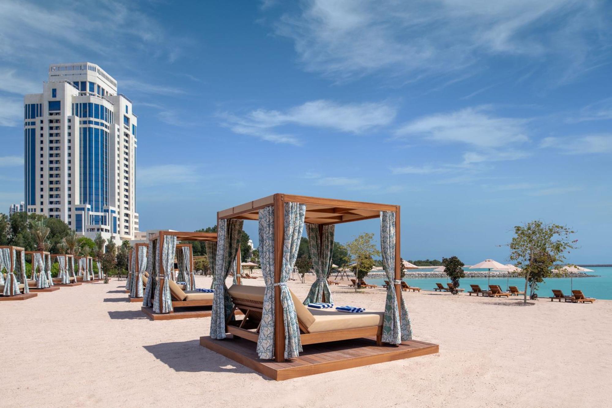 เดอะ ริตซ์-คาร์ลตัน โดฮา Hotel ภายนอก รูปภาพ Beach at the hotel